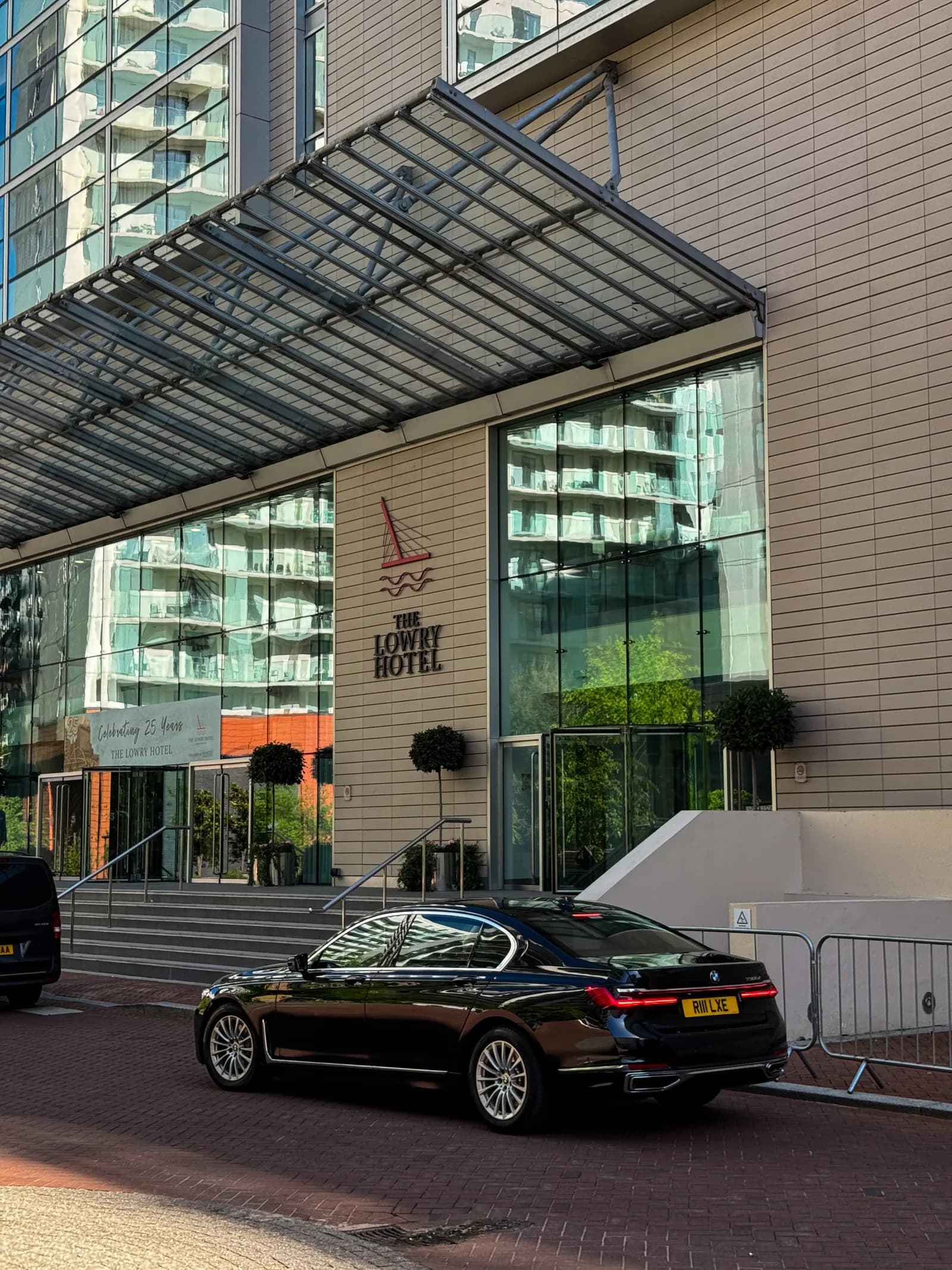 Roadluxe BMW 7 Series at luxury hotel Manchester
